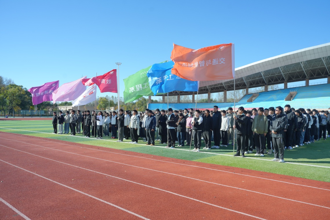 扎兰屯职业学院举行庆祝中华人民共和国成立77周年升旗仪式